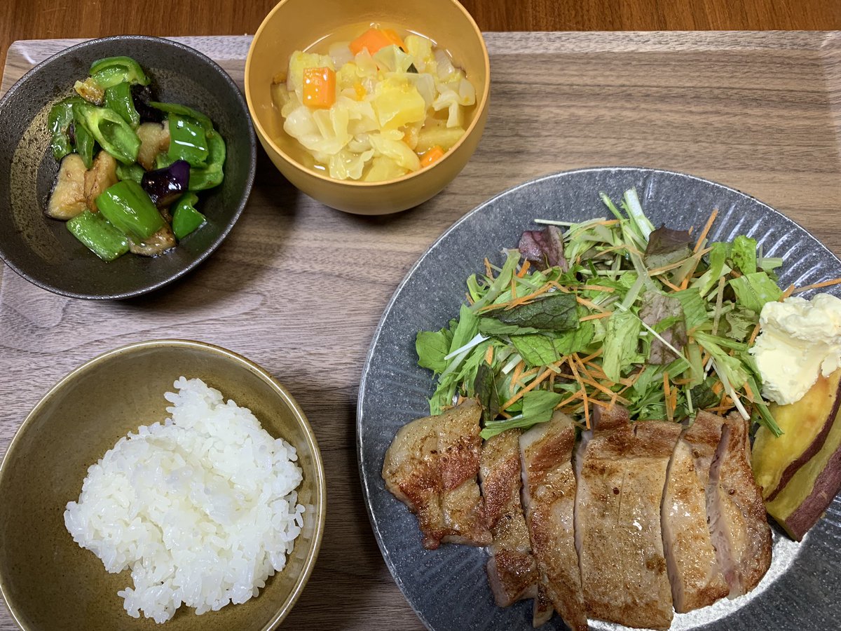 gohandayo00's tweet photo. 今日の晩ご飯
お野菜がとても安かったので
お野菜たっぷりスープを作りました！ https://t.co/pBnjEDHcbS