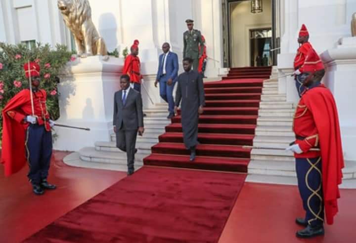 🚨🎖 En visite à Dakar, le Président du Conseil européen 🇪🇺 Charles Michel, a été reçu ce lundi 22 avril au Palais de la République par le chef de l’État Bassirou Diomaye Faye et son premier ministre Ousmane Sonko 

Présidence de la République du Sénégal 🇸🇳