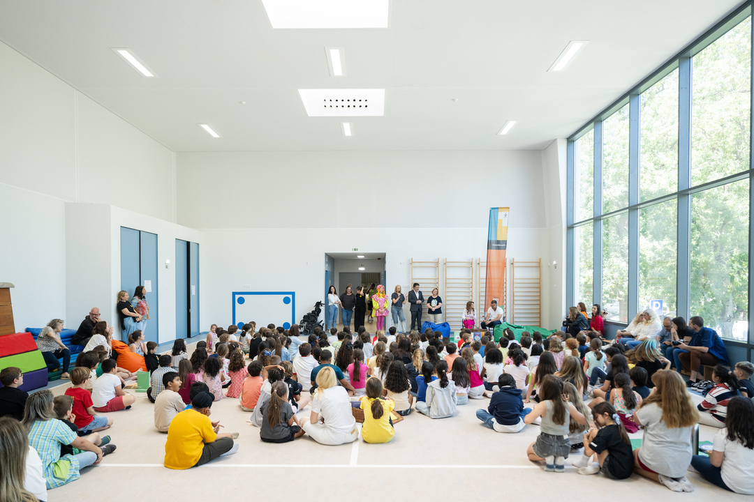 #Lisboa celebra o Dia Mundial do #Livro e Direitos de Autor. Na EB de Santo Amaro, em Alcântara, o “Piquenique dos Livros“, juntou 250 crianças em redor dos livros e da leitura. 📚