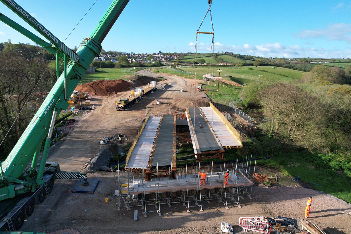 Last week, we completed the installation of the new 64Te Shutterton Brook bridge on behalf of @Montel_CivEng . This 30m bridge spans a small watercourse providing access to a new housing development in Dawlish.
#bridgeworks #devon #construction #structuralsteelwork #jdpierce