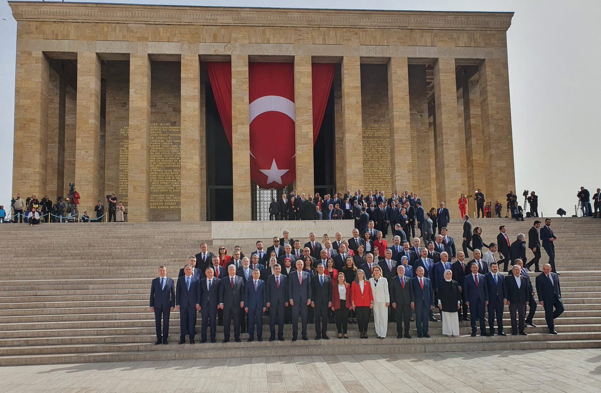 TBMM’in 104. kuruluş yılı ile #23Nisan Ulusal Egemenlik ve Çocuk Bayramında Genel Başkanımız Sayın Özgür Özel ile Anıtkabir’de Ata’mızın huzurundayız. Büyük Önderimiz Gazi Mustafa Kemal Atatürk ve mücadele arkadaşlarına saygı ve minnetle… Yaşasın 23 Nisan! #23NisanKutluOlsun