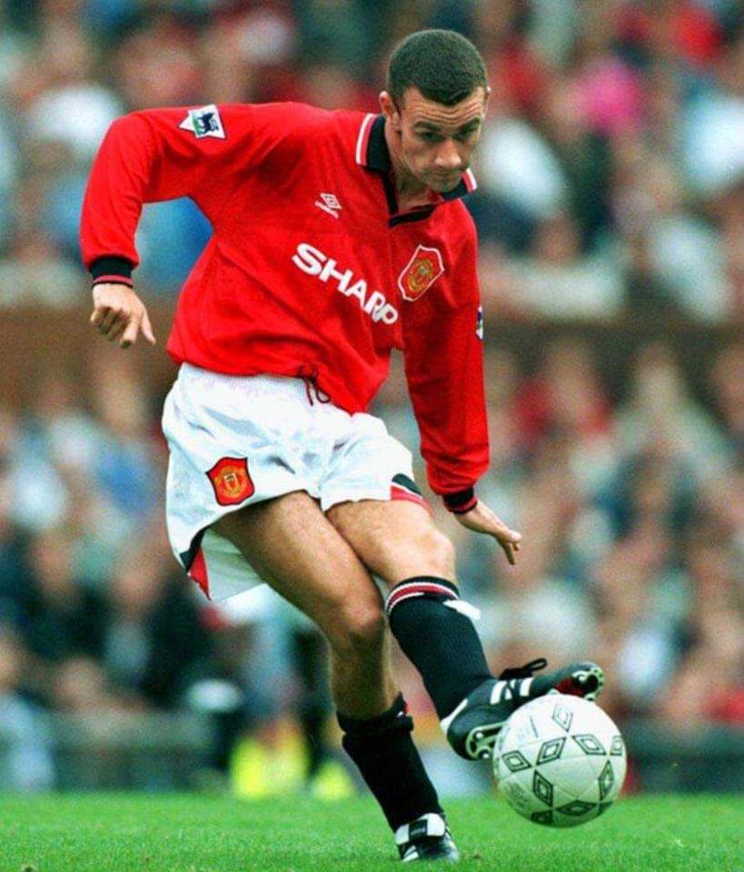 Happy 50th Birthday to ex-#mufc midfielder, Simon Davies! Part of the famed 'Class of '92', Simon graduated to the senior side in the same year, making his debut in 1994 vs PVFC in the ELC. He played 20 games, scoring 1 (vs Galatasaray), before moving to LTFC in 1997.