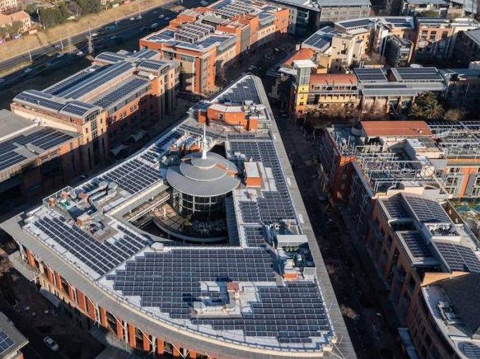 Melrose Arch in Johannesburg implements green practices including waste separation, underground cooling, and rooftop solar to power its hotels, businesses, and residences. Find out more: eu1.hubs.ly/H08Lr3y0 #Sustainability #GreenEnergy #MelroseArch