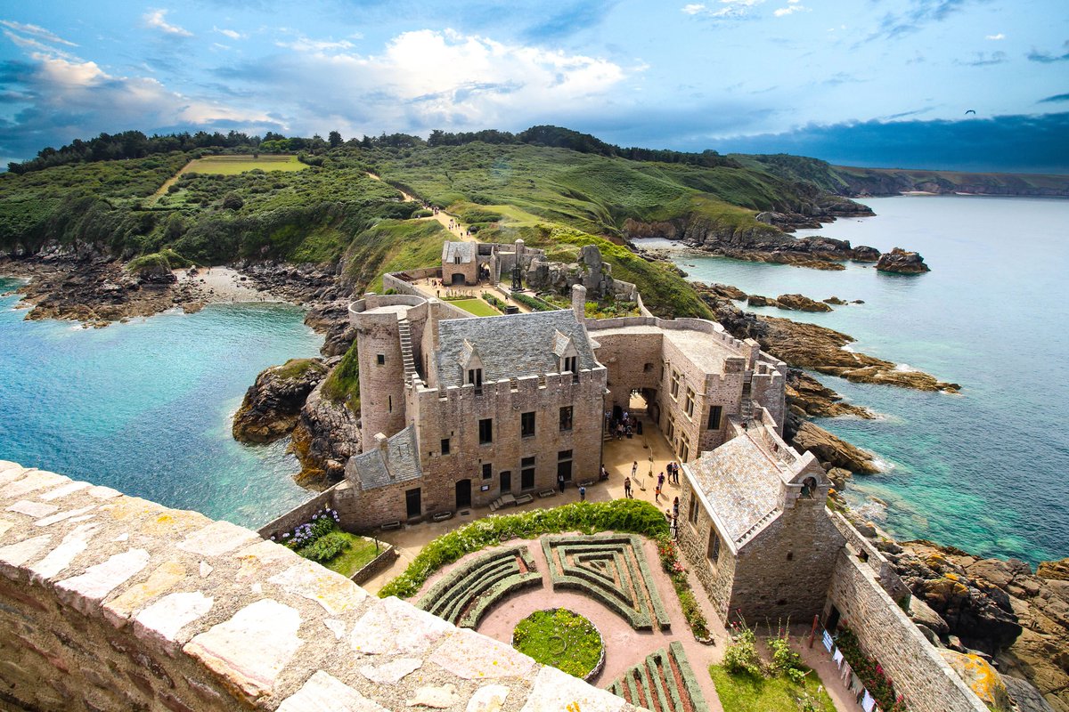 Experience the breath-taking view from Fort de la Latte in Bretagne 😍 Perched atop rugged cliffs, this medieval fortress offers panoramic vistas of the azure sea and the stunning coastline. A must-visit destination for history and nature lovers alike 💎🌊 📸 AS #ExploreFrance
