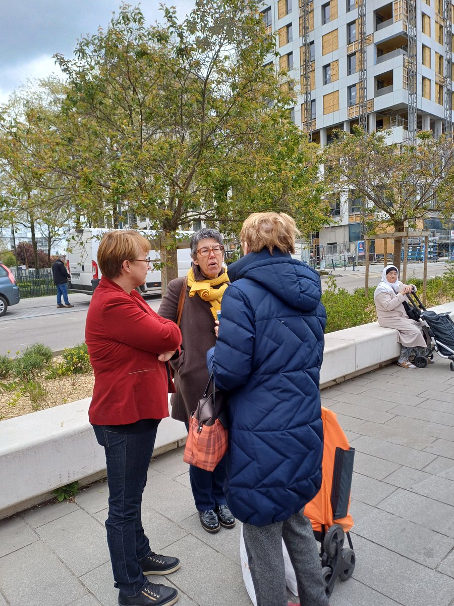 Ce matin avec la maire de #Rennes, @nathalieappere , nous échangions sur le marché du Gast avec les habitant.e.s du quartier de #Maurepas au sujet de la révolution écologique et sociale indispensable en #Europe. Le #9juin on vote pour la liste conduite par @rglucks1