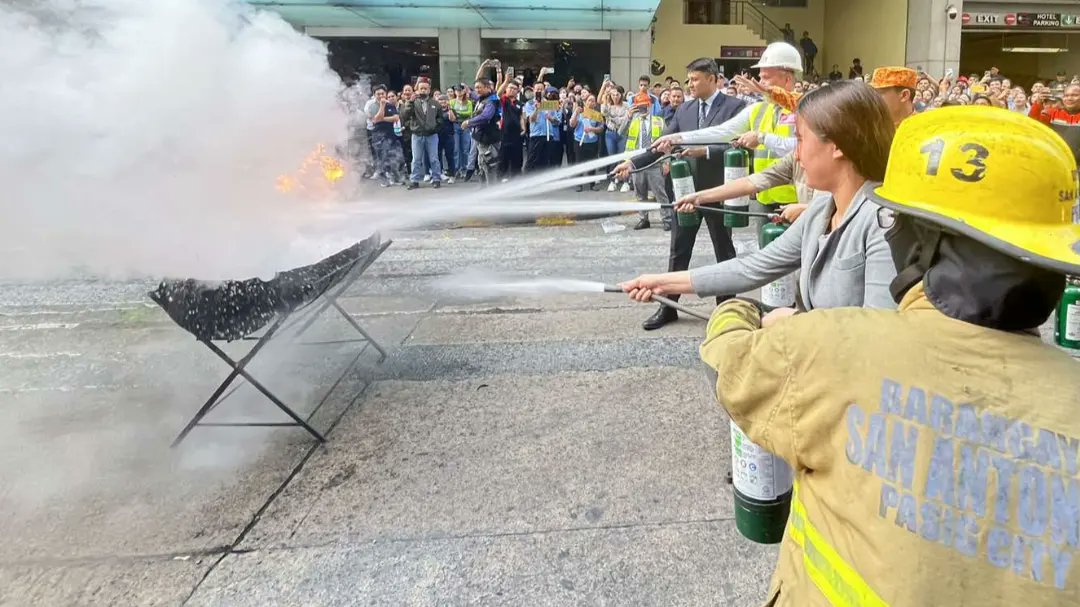 TINGNAN: Naging active ang participation ng ating mga constituents from Marco Polo Hotel sa ginanap na Fire & Evacuation Drill. 🚒👨🏻‍🚒 Nagpapasalamat tayo sa involvement ng bawat isa at sa paggabay ng @bsapasig DRRM at BFP. ✅ #TuloyAngSerbisyoBSA #BSAFireDrill #BidaAngHandaBSA