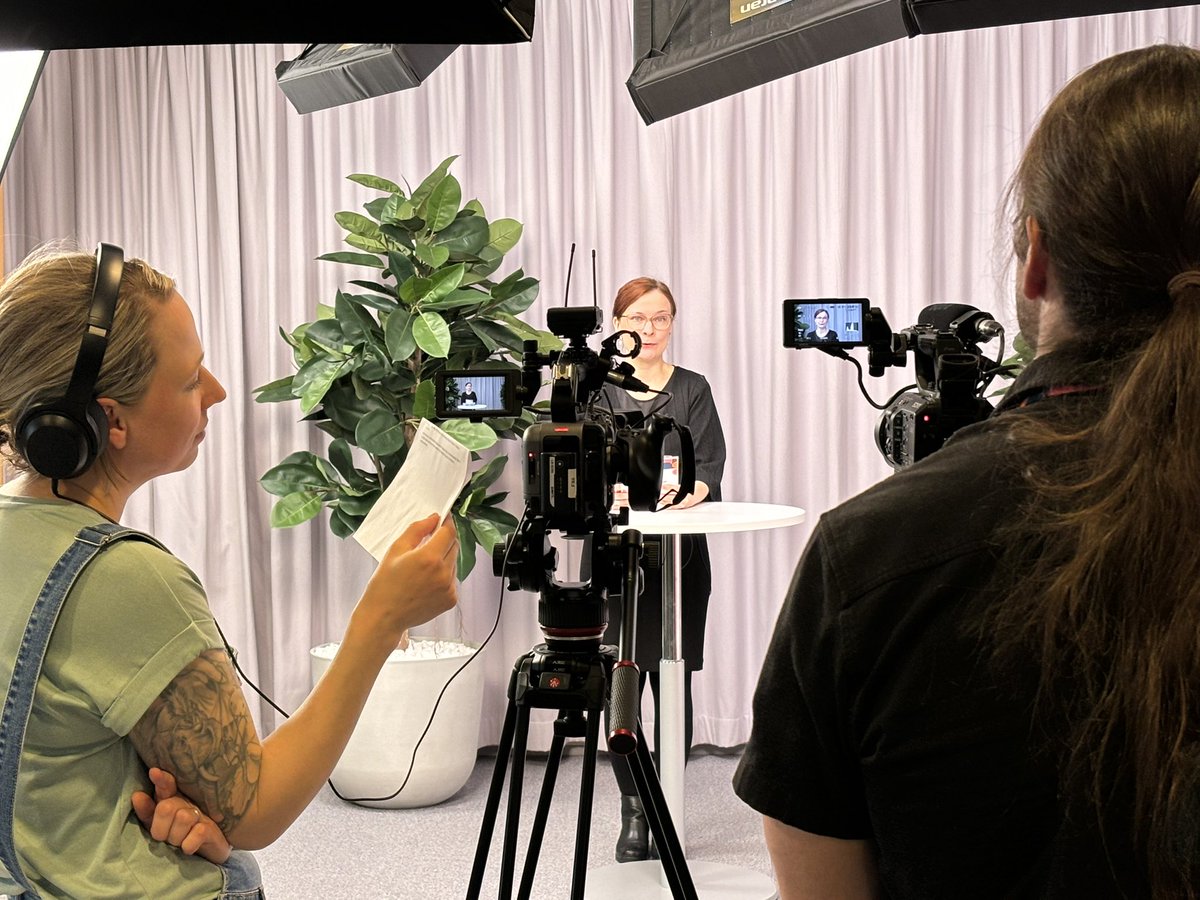 elina_kinnunen's tweet photo. Huhtikuun menneitä ja toukokuun tulevia uutisia purkitettiin jo julkaistavaksi 2.5., kun digiklinikkakin on jo käytössä.
Uutisankkurina tällä kertaa @MiinaSal ❤️ https://t.co/31XgeMNEy0