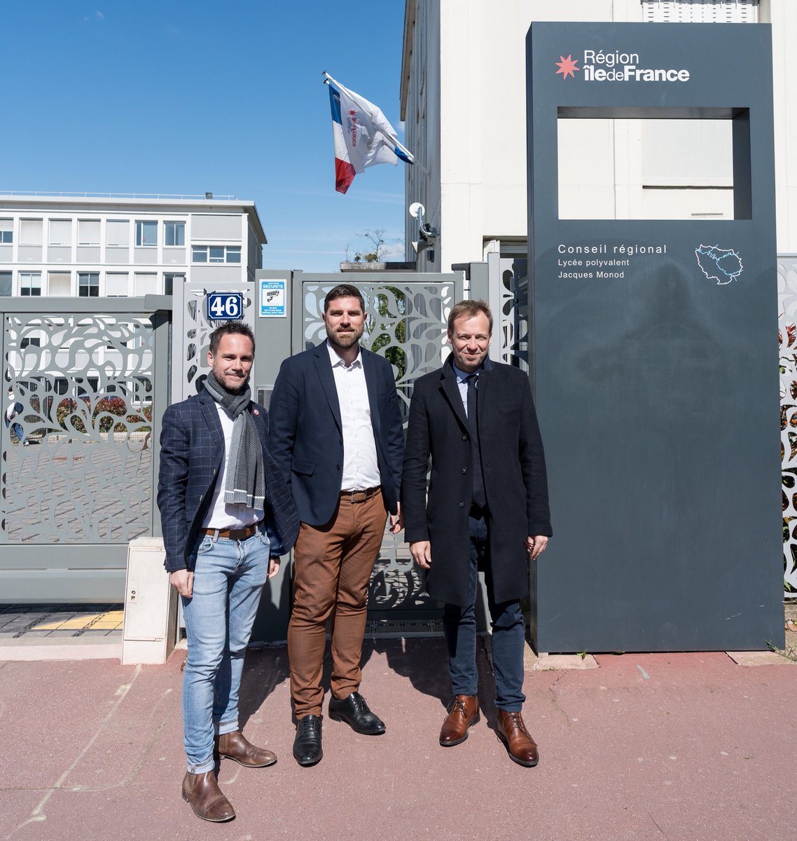 VincentJeanbrun's tweet photo. ✅ Avec notre Premier Vice-président @JD_Berger au lycée Jacques Monod de Clamart pour évoquer l’action de la Région Île-de-France dans les lycées.
➡️ Chaque année avec @vpecresse, nous investissons 1 milliard d’euros pour la rénovation des lycées ! 🚀 #LyceesIDF https://t.co/9njqgwU0r5
