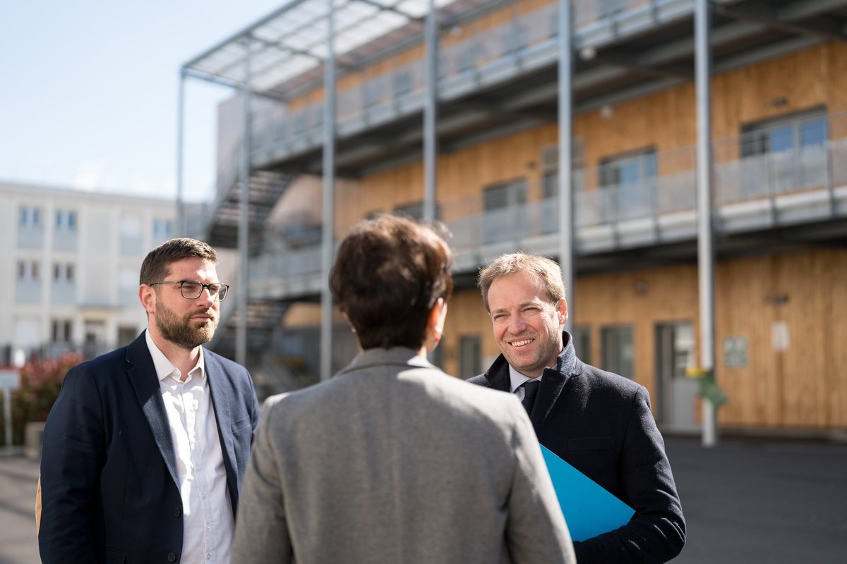 VincentJeanbrun's tweet photo. ✅ Avec notre Premier Vice-président @JD_Berger au lycée Jacques Monod de Clamart pour évoquer l’action de la Région Île-de-France dans les lycées.
➡️ Chaque année avec @vpecresse, nous investissons 1 milliard d’euros pour la rénovation des lycées ! 🚀 #LyceesIDF https://t.co/9njqgwU0r5