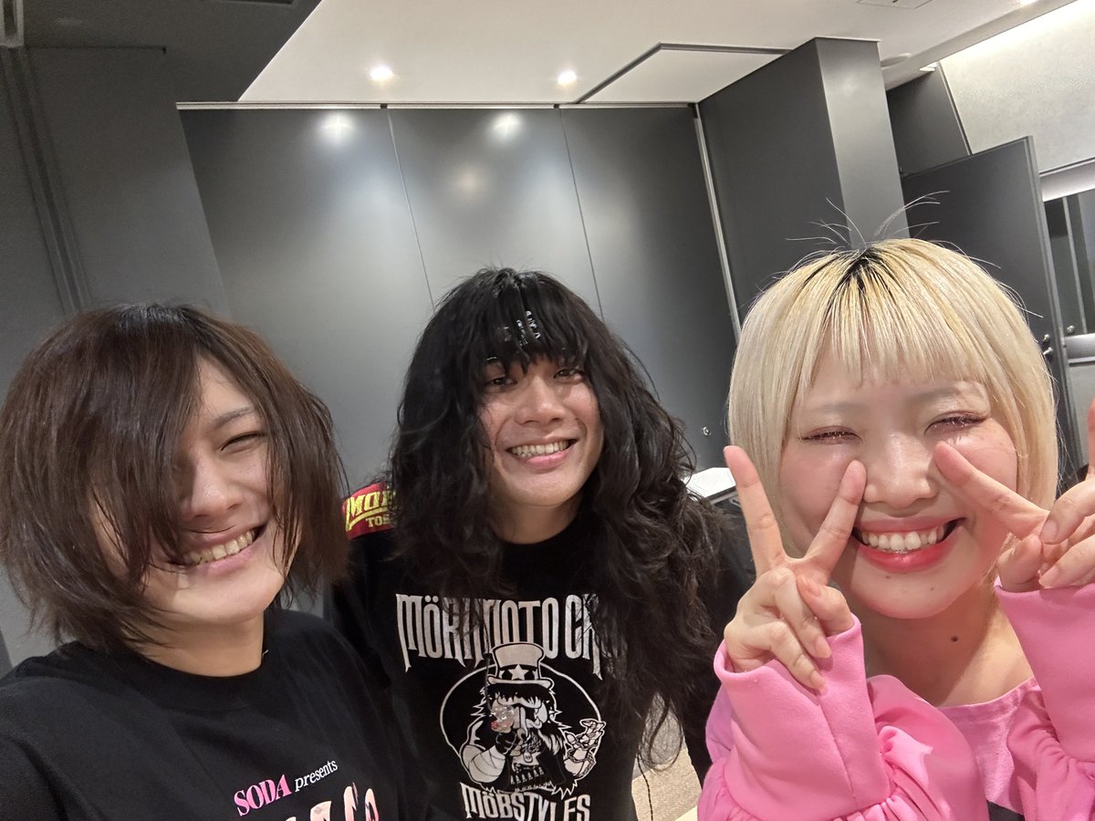 yabaT_official's tweet photo. 24.4.23
#Battle_of_Rock
1.あつまれ！パーティーピーポー
2.Tank-top of the world
3.メロコアバンドのアルバムの3（略
4.癒着☆NIGHT
5. NO MONEY DANCE
6.ちらばれ！サマーピーポー
7.Blooming the Tank-top
8.無線LANばり便利
9.かわE w/ 7 MEN 侍
10.ヤバみ
11.ハッピーウェディング前ソング https://t.co/zdu4VPidZm