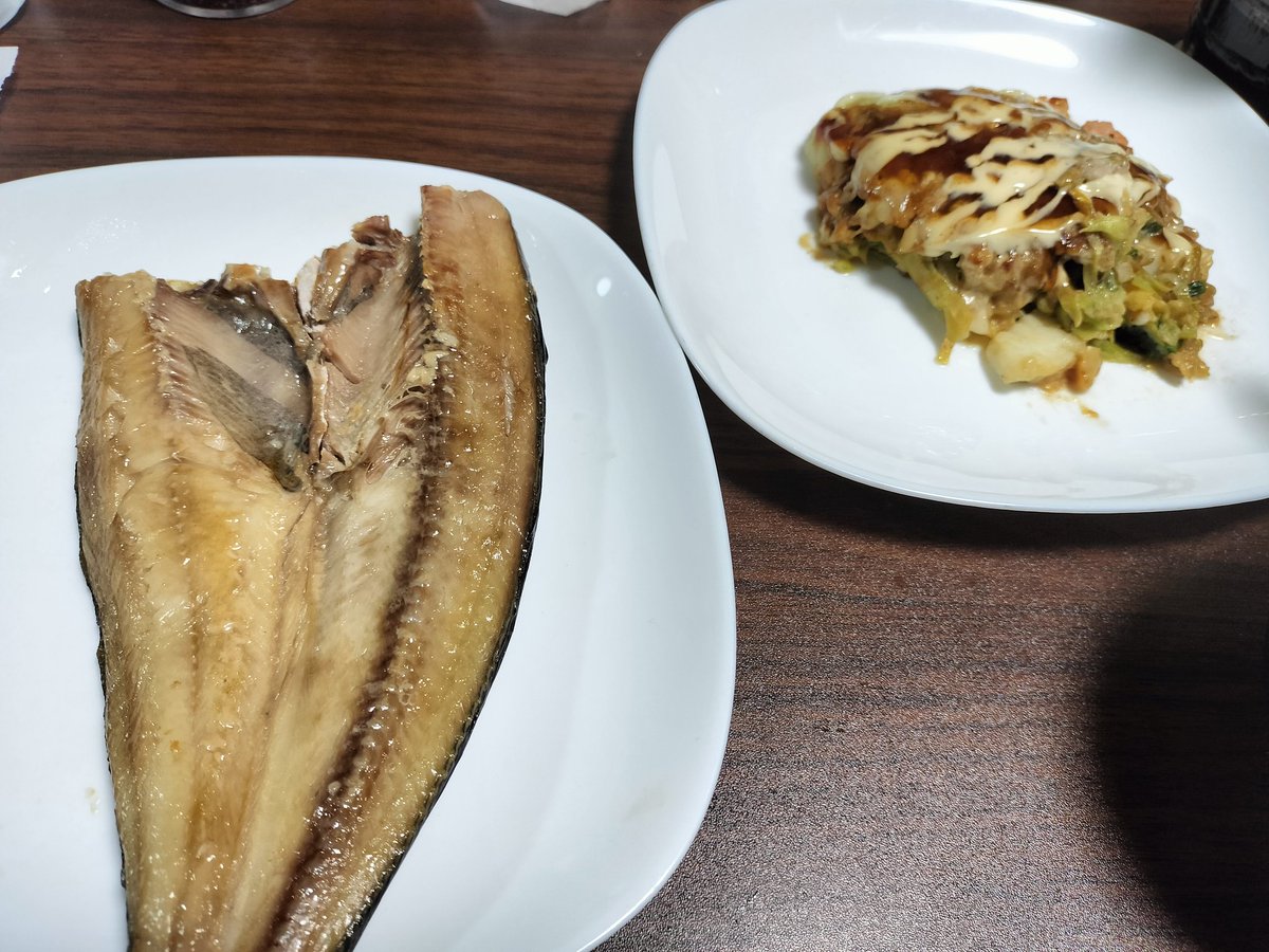 今日はほっけと昨日食べきれなかったお好み焼きの残り食べました☆