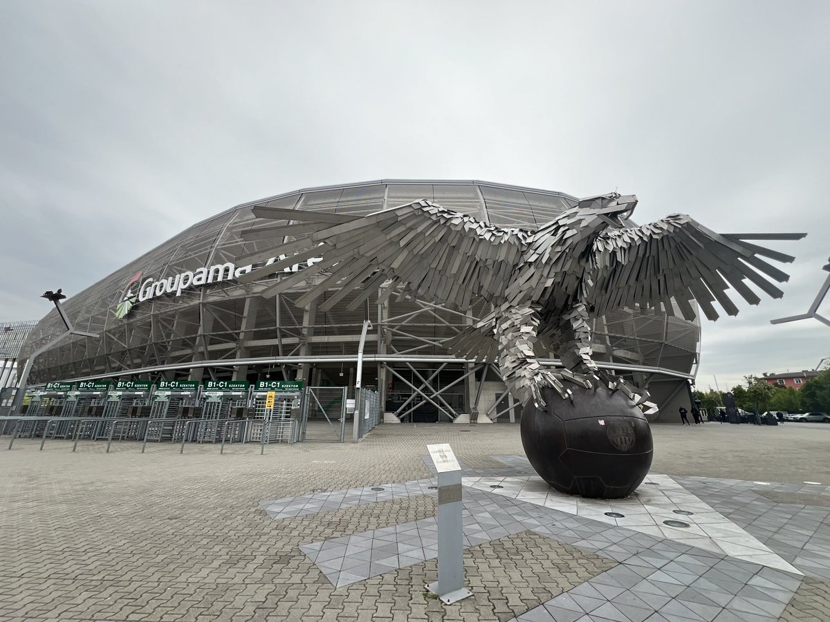 Bugün bir toplantı için Budapeşte’deyim ve Beşiktaşımızın ilk yabancı futbolcusunu mezarı başında anmayı unutmadım. Ferencvaros stadın önündeki 5 metre yükseklikteki kartala da hayran kaldım.