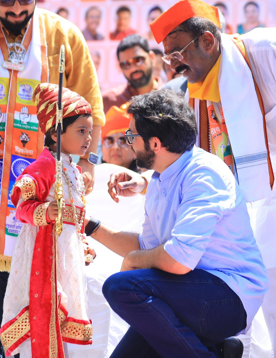 आज मावळ लोकसभा मतदार संघाचे महाविकास आघाडी, शिवसेना (उद्धव बाळासाहेब ठाकरे) पक्षाचे उमेदवार @wagheresanjog1 जी ह्यांच्या प्रचारासाठी आकुर्डी रेल्वे स्टेशनजवळ झालेल्या सभेस आज उपस्थित होतो. आज प्रत्येकाला बदल हवाय. हा बदल महाविकास आघाडीचे 'मिलीजुली' सरकारच आणू शकते, हा विश्वास