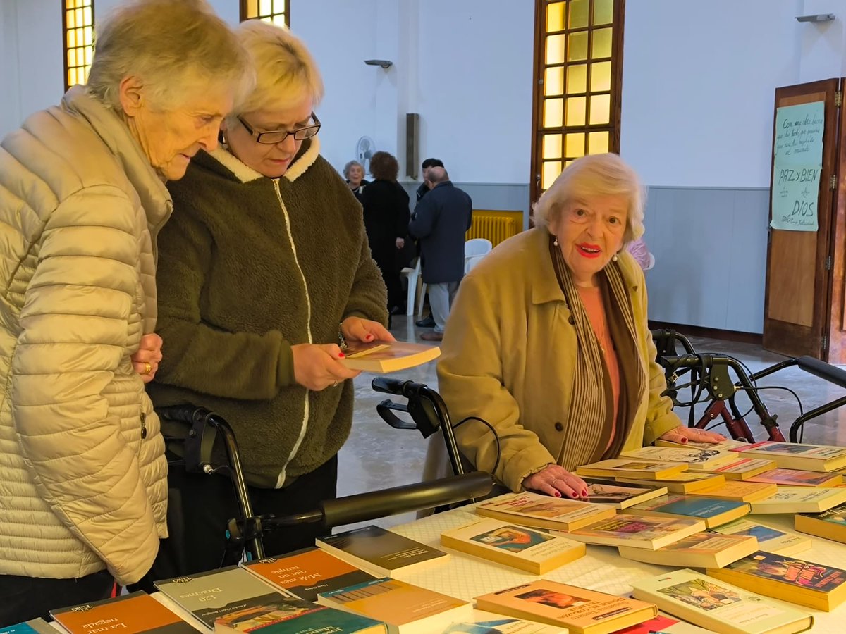 🌹 Llibres, roses i molta música a la #LlardAncians de l'#IMAS per celebrar el Dia de #SantJordi. 📖 Residents, familiars i professionals comparteixen un dematí molt especial amb la lectura de rondalles i l'actuació de la coral Bona Gent de #Palma.