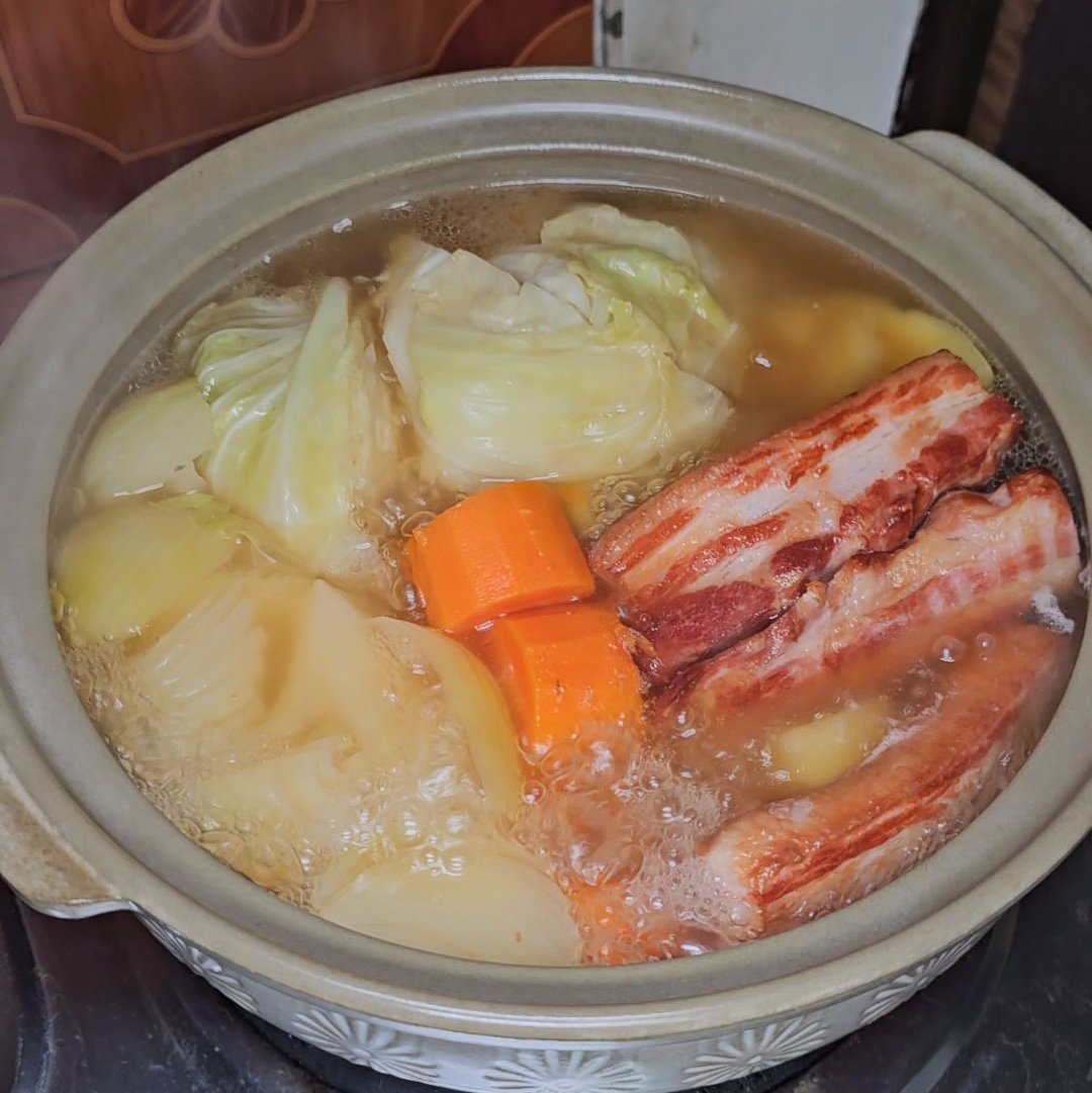 Payunbud's tweet photo. สตูว์กะหล่ำปลีเบคอน สูตรของดันเมชิ
คือโกงมาก อร่อยแบบโง่ๆ แค่โยนกะหล่ำ หอม มันฝรั่ง แครอท แล้วโยนเบคอนหนาๆเจียวรีดน้ำมันส่วนเกินปาลงไป ตุ๋น15-30นาที (หม้อดินเรามันตุ๋นไว) 
ปรุงเกลือจึ๋งนึง ผงซุปช้อนชานึง

อยากโกงขึ้น ใส่ผงดาชิ 555
ใส่ปุ้บรสญป.ทันที มันคือ pot au feu verjpนั้นแหละ https://t.co/MgCiaOe68b