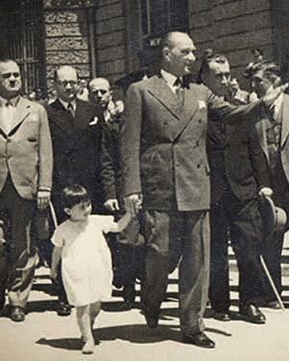 buseeeesglm's tweet photo. 23 Nisan Ulusal Egemenlik Ve Çocuk Bayramı Kutlu Olsun! 

🇹🇷🇹🇷🇹🇷 https://t.co/8e6qVZFIpo