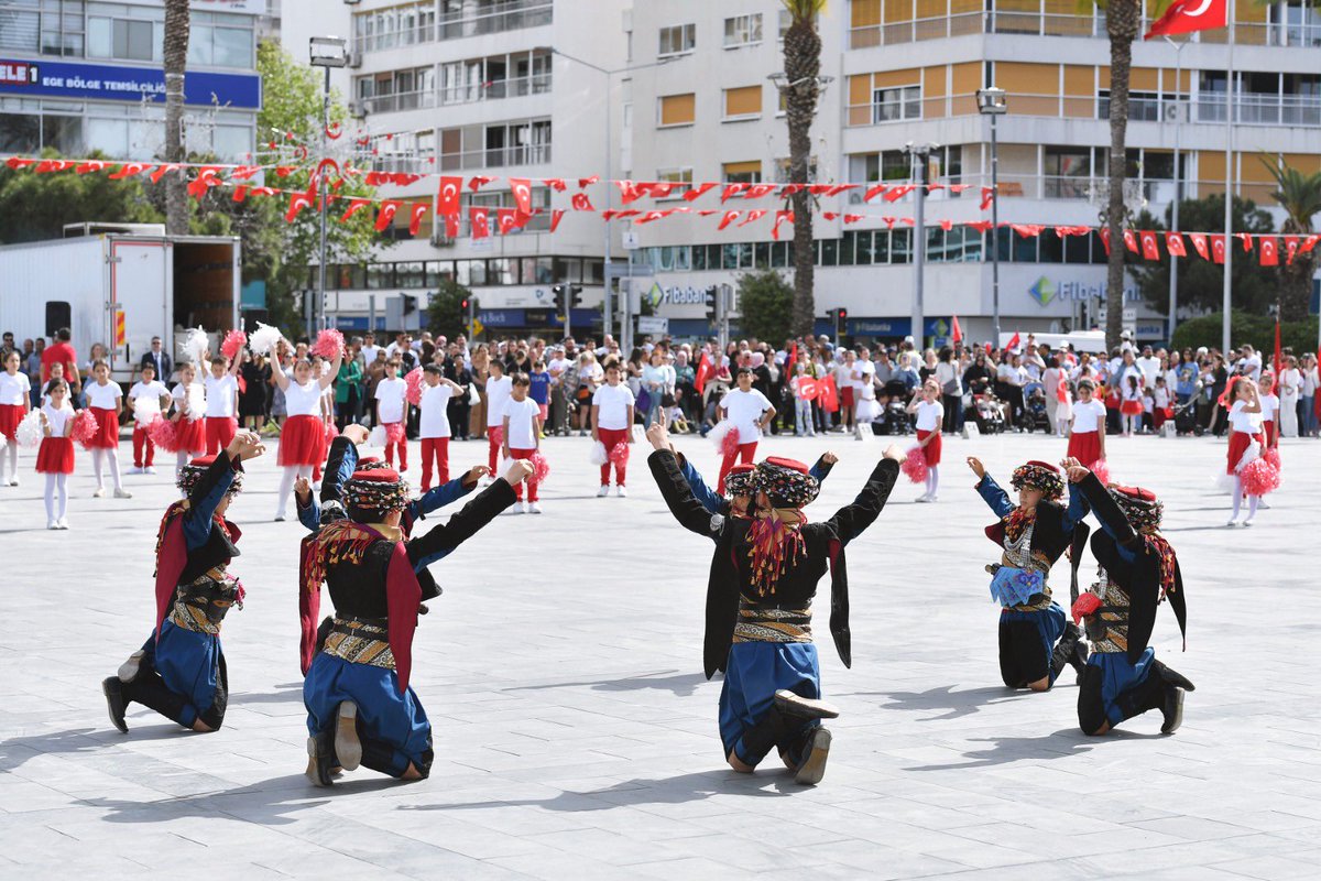 23 Nisan Ulusal Egemenlik ve Çocuk Bayramı kutlamaları kapsamında, Cumhuriyet Meydanı’nda düzenlenen resmi törene katıldık. Birbirinden renkli görüntülere ev sahipliği yapan etkinliklerimize katılan küçük büyük tüm yurttaşlarımızın bayramlarını yürekten kutluyorum.