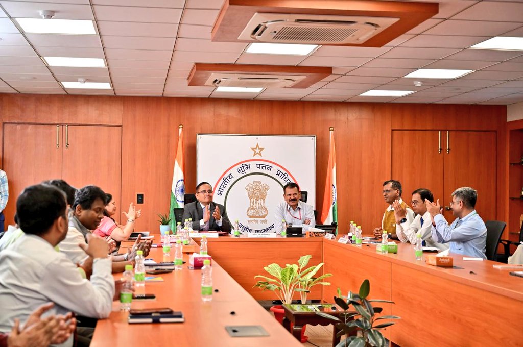 LPAI_Official's tweet photo. #MasterCLaaS by Mr. Jayant Krishna emphasized the power of self-transformation and choice in prioritising customer needs. A truly insightful session guiding us towards operational excellence!
@JayantKrishnaIN @ficci_india @FollowCII @CII_Skills https://t.co/uGzcOnY9tv