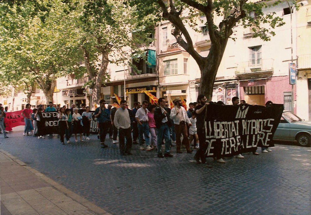 JosepGuia's tweet photo. La mobilització d'aquell abril del 1988 era de Països Catalans, com solíem fer-ho l'MDT (PSAN). Vegeu més cartells i fotos de Xàtiva i Artà (en aquesta, l'enyorat Macià Manera en primer terme). https://t.co/M78NCrWQsH