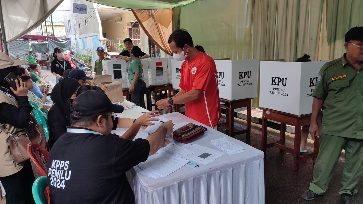 Indonesia held the world's largest single-day elections on 14 Feb 2024. 🗳️ WFD's elections expert, @thollstein1, discussed this significant democratic event with @WFD_Indonesia's Country Director, @raviopatra. Here are 5 key takeaways from their chat: wfd.org/commentary/fiv…