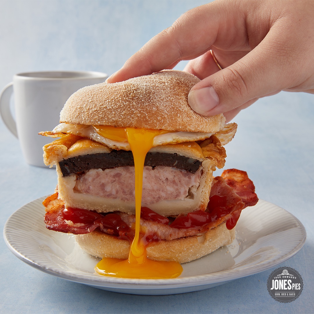 Ey up, who’s all for a Bury Black Pudding Pork Pie in their breakfast sarnie? 😋