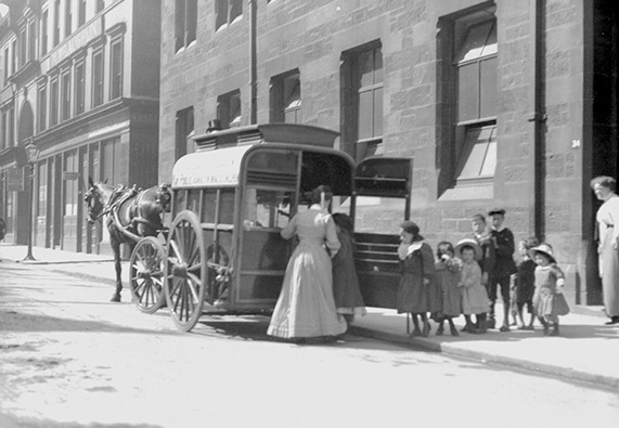 Cowcaddens, 1911 Kay Public School for disabled children, showing horse-drawn van lifting pupils