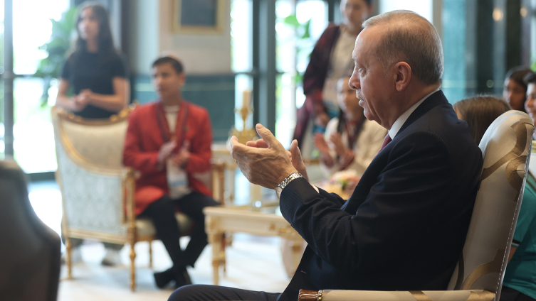 🇹🇷 Başkan Recep Tayyip Erdoğan, 23 Nisan Ulusal Egemenlik ve Çocuk Bayramı dolayısıyla Cumhurbaşkanlığı Külliyesi'nde Türk Dünyası Çocukları ve TRT Çocuk Şenliği Konuk Çocukları ile bir araya geldi. #23NisanUlusalEgemenlikveCocukBayramı #23NisanKutluOlsun