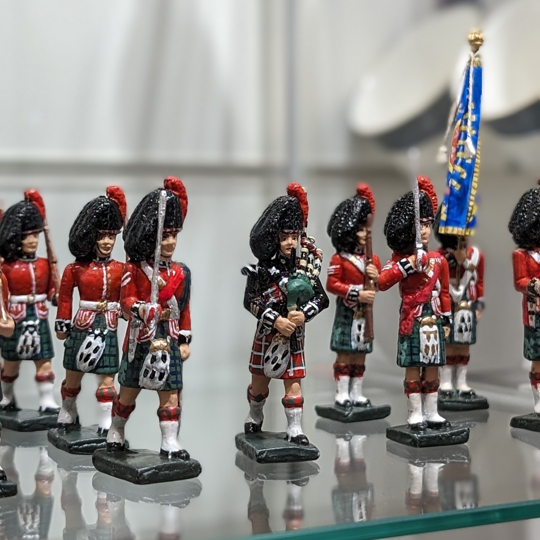 Introducing our newest additions: Black Watch soldier figurines! Now available in the Castle Gift shop. Add a piece of history to your collection with these hand crafted soldiers. 

Available exclusively in the Gift Shop for £20 per soldier!

#TheBlackWatch #Soldiers #GiftShop