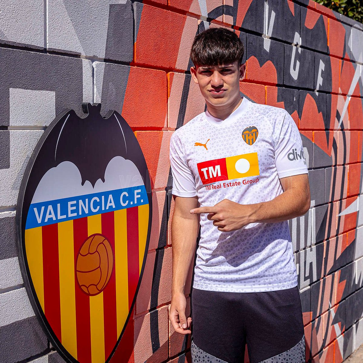 📝 El @valenciacf ha alcanzado un acuerdo con 𝗩𝗶́𝗰𝘁𝗼𝗿 𝗚𝗮𝗿𝗰𝗶́𝗮 para ampliar su vinculación contractual 🦇 El mediocentro del #VCFCadete 🅰️ continuará su formación en la @Academia_VCF 🇪🇸 Internacional Sub-15 con @SEFutbol ¡𝗘𝗻𝗵𝗼𝗿𝗮𝗯𝘂𝗲𝗻𝗮!