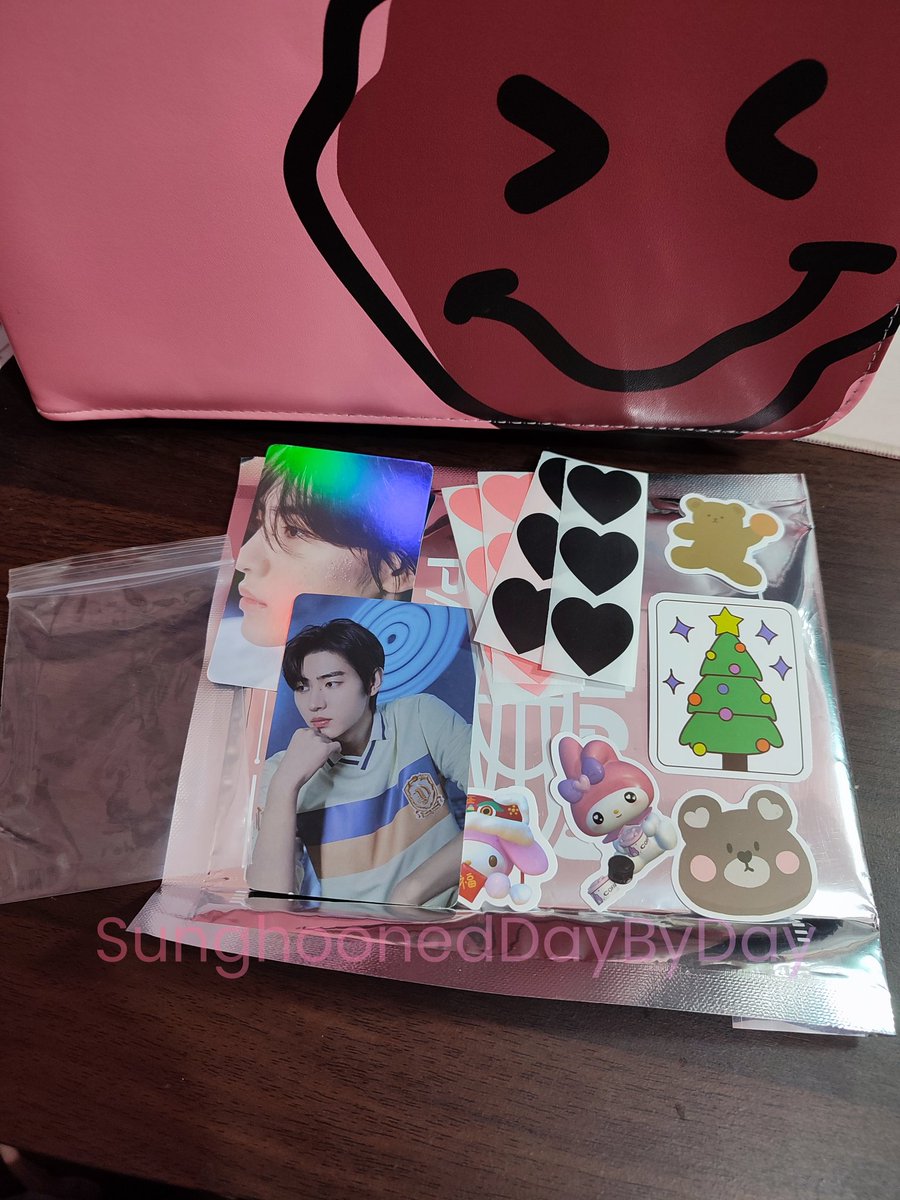dntwlkmoonwalk's tweet photo. Hello pooo, dumating po ng safe si Hoonhoon pogi kahapon hehe ginamit ko na po agad ang stickers 🤣 thank you po sa freebies and sa safe packaging 🩷 

#FromYeni @_yenicarteu ✨ https://t.co/XMSLAIPpgo