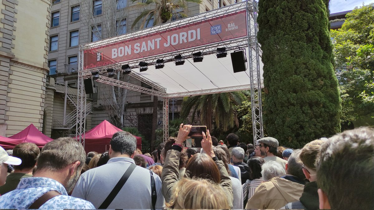 JSR1019's tweet photo. @rac1 qui és el crack que va pensar que un escenari pràcticament a peu de terra era bona idea? https://t.co/87s5XJkTS3