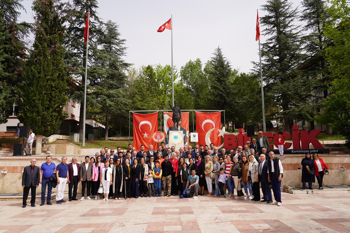 Cumhuriyet Halk Partisi ailemiz ile birlikte alternatif çelenk sunma törenimizi Cumhuriyet Meydanında gerçekleştirdik. Gazi Mustafa Kemal Atatürk ve silah arkadaşlarını saygı ve minnetle anıyor, 23 Nisan Ulusal Egemenlik ve Çocuk Bayramımızı en içten dileklerimle kutluyorum.🇹🇷