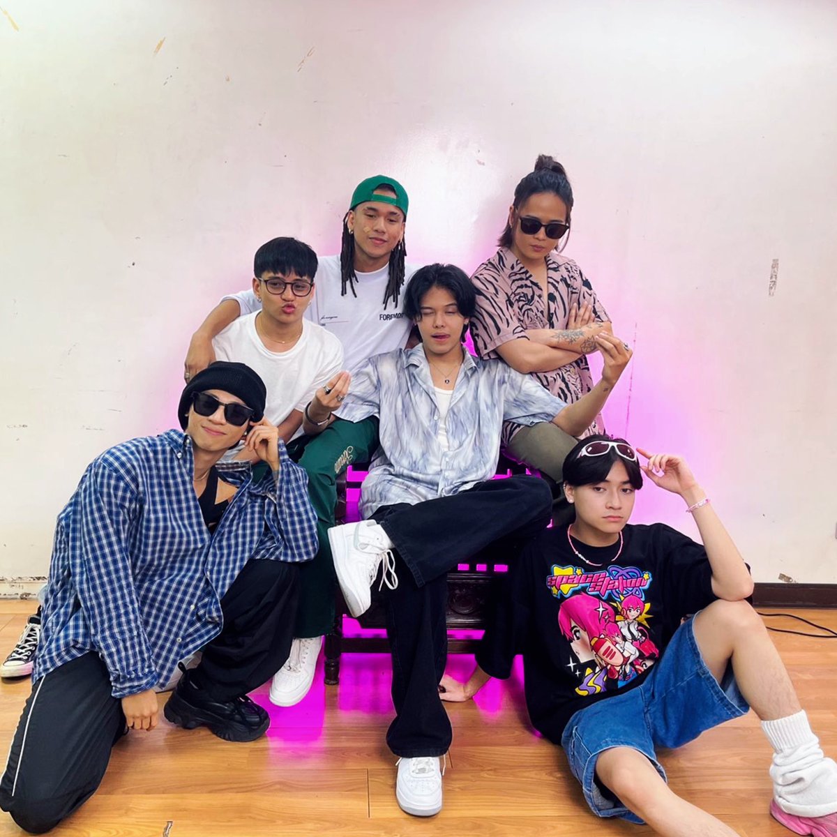 #ALAMAT HANDA ‘RAP!

Uno, dos, tres, singko, sais, nuebe!
Welcome sa Barangay Magiliw!