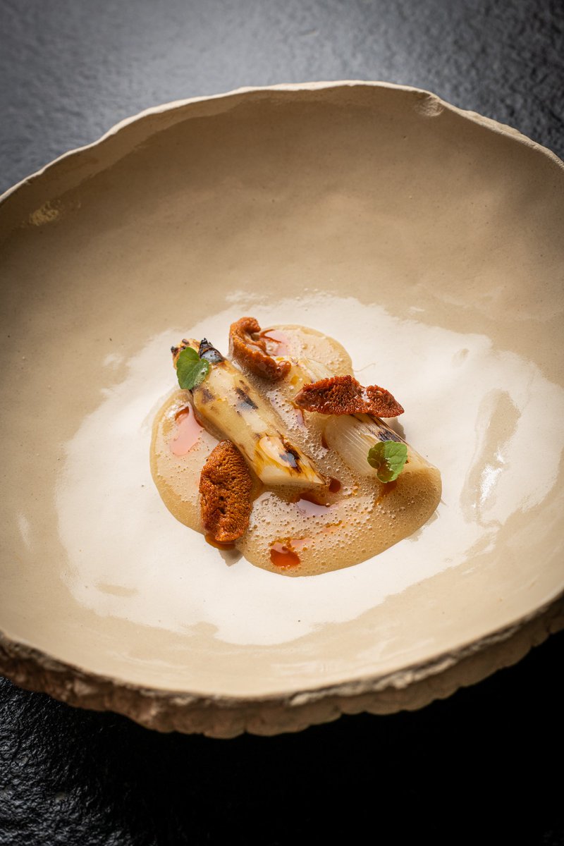 Reyno_Gourmet's tweet photo. El restaurante #EstrellaMichelin @CeboRestaurant, de los chefs Javier Sanz &amp; Juan Sahuquillo, te conquistará por su apuesta por el PRODUCTO con un espectacular plato de @esparrago_RG y erizo de mar gallego, en la IV Ruta del #esparragodenavarra en Madrid, #RutaReynoGourmet. https://t.co/gD9lcNTwZP