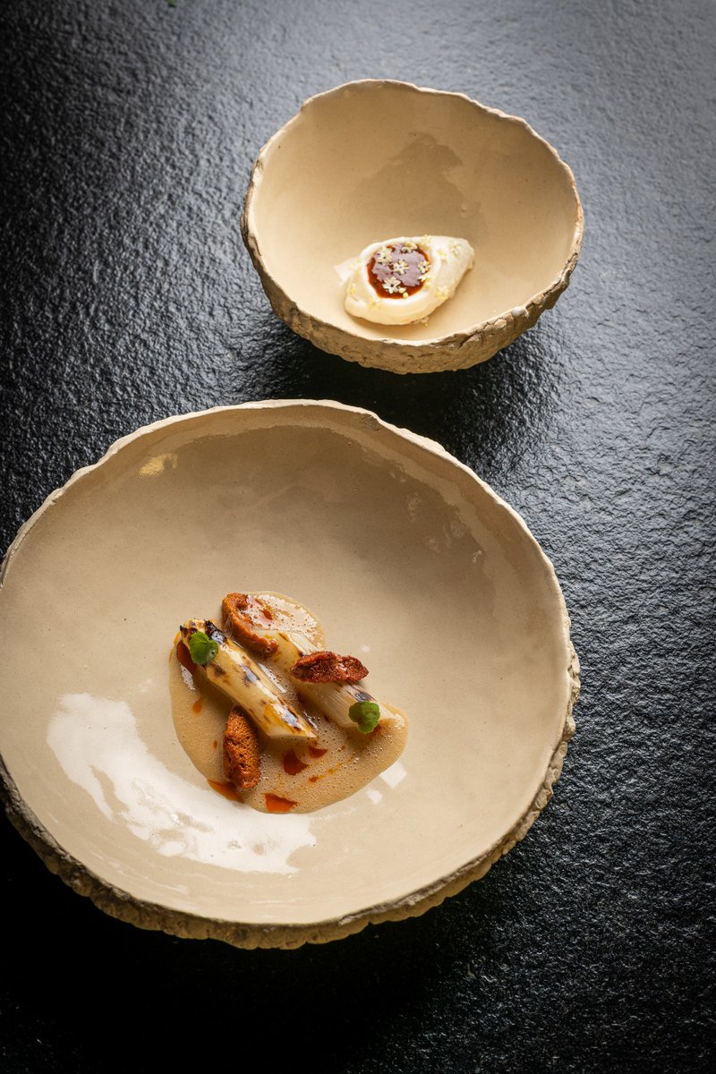 Reyno_Gourmet's tweet photo. El restaurante #EstrellaMichelin @CeboRestaurant, de los chefs Javier Sanz &amp; Juan Sahuquillo, te conquistará por su apuesta por el PRODUCTO con un espectacular plato de @esparrago_RG y erizo de mar gallego, en la IV Ruta del #esparragodenavarra en Madrid, #RutaReynoGourmet. https://t.co/gD9lcNTwZP