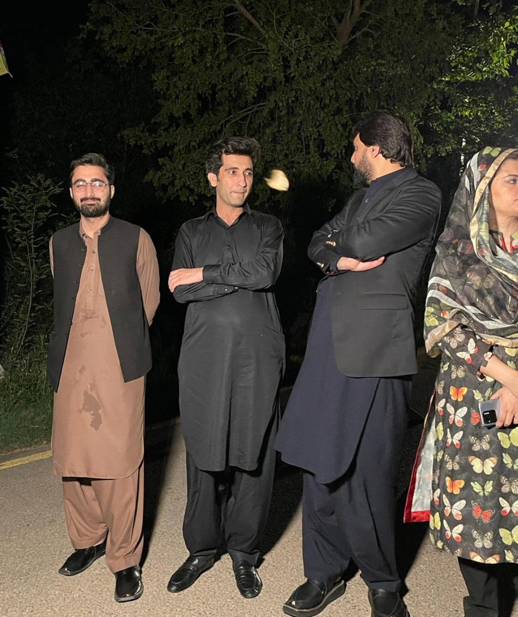 SyedshahAhad's tweet photo. عمران خان کی اہلیہ بشری بی بی کی رات گئے طبیعت ایک بار پھر ناساز، لیگل ٹیم اور ممبرانِ قومی اسمبلی سید شاہ احد علی شاہ ۔شاھد خٹک ۔کنول شوزب و دیگر پارٹی رہنماء بنی گالہ کے باھر موجود
#MNA #NA33 #SyedShahAhad https://t.co/wz4gwYpfc8