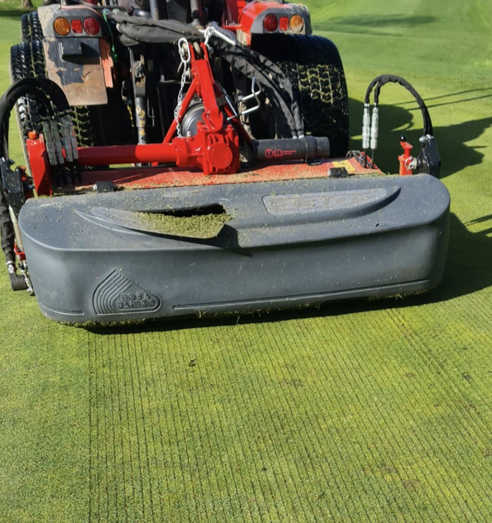 ED 130 TS
There’s no equivalent machine on the market that dethatch/scarify to this depth, this one doesn’t damage the playing surface, which makes playing possible right after the operation #scarification #golfgreen