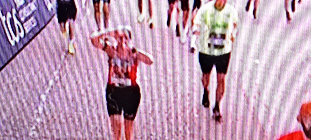 208ward's tweet image. Find a team that supports you as much as we do. The messages of support before, during and after is unreal. 

Then the pride they share at a sub 4 marathon time. 

This was a hand signal dedicated to Ward 208 colleagues at the end of @LondonMarathon