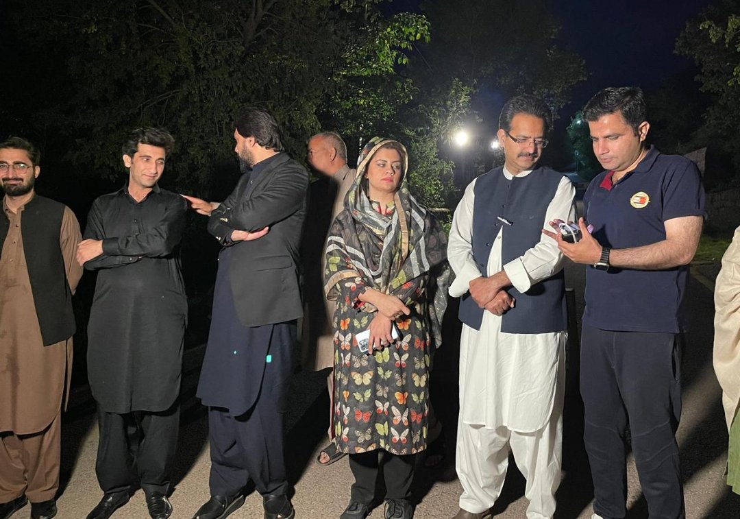 SyedshahAhad's tweet photo. عمران خان کی اہلیہ بشری بی بی کی رات گئے طبیعت ایک بار پھر ناساز، لیگل ٹیم اور ممبرانِ قومی اسمبلی سید شاہ احد علی شاہ ۔شاھد خٹک ۔کنول شوزب و دیگر پارٹی رہنماء بنی گالہ کے باھر موجود
#MNA #NA33 #SyedShahAhad https://t.co/wz4gwYpfc8