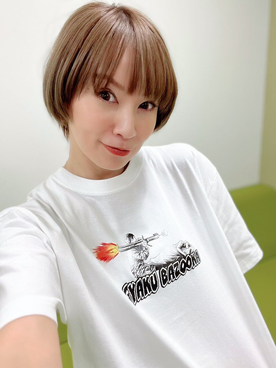 ラヴィット！でのクイズの景品 「逆バズ兄さんTシャツ」が届きました〜👕✨ 仙台公演の休憩の時着てました😆 ありがとうございます❣️ @tbs_loveit #ラヴィット！ #あみーゴ25周年