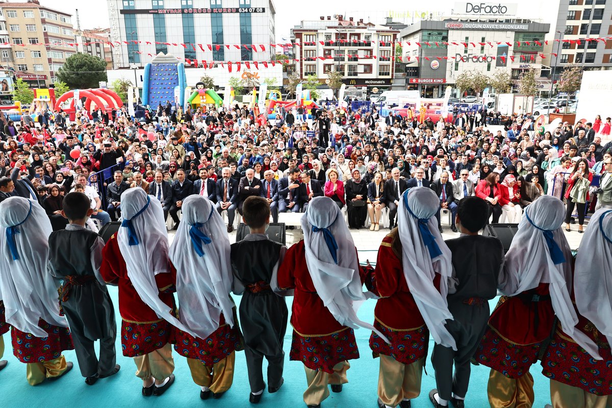 Onların yüzleri güldükçe, gözleri parladıkça bizlerin de yüzü gülüyor, yüreği ferahlıyor ♥️ #23Nisan Ulusal Egemenlik ve Çocuk Bayramı etkinliklerimiz Bağcılar Meydanı’nda yüzlerce çocuğun katılımıyla ve birbirinden güzel gösterilerle 16.00’a kadar devam edecek. Nice güzel