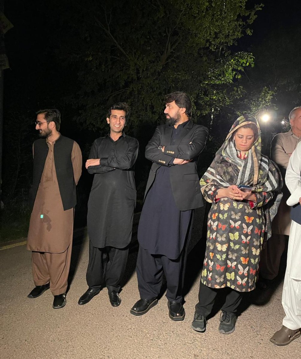SyedshahAhad's tweet photo. عمران خان کی اہلیہ بشری بی بی کی رات گئے طبیعت ایک بار پھر ناساز، لیگل ٹیم اور ممبرانِ قومی اسمبلی سید شاہ احد علی شاہ ۔شاھد خٹک ۔کنول شوزب و دیگر پارٹی رہنماء بنی گالہ کے باھر موجود
#MNA #NA33 #SyedShahAhad https://t.co/wz4gwYpfc8