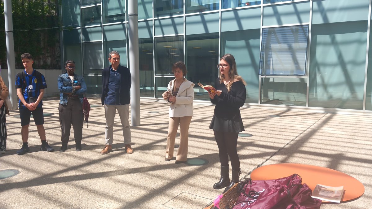 #Lletrafest  |🌹 Celebrem la Diada de #SantJordi amb la lectura de poemes al pati del @craiURV del campus Catalunya amb estudiants, professors i personal de la #URV

#SomDeLletres @lletresurv @almamater_urv