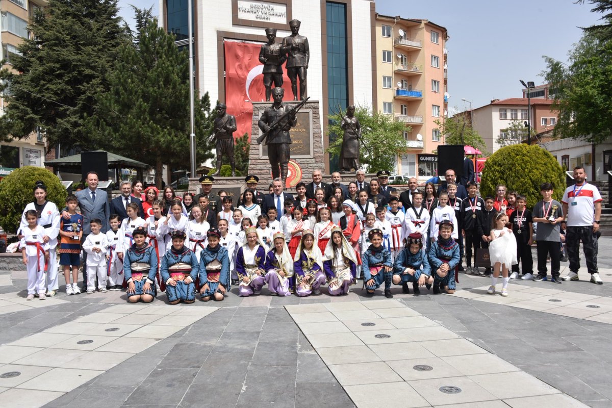 Kaymakamımız Sayın Adem Öztürk, ilçe protokolü ve vatandaşların yoğun katılımıyla büyük bir çoşku ile kutlanan ve renkli görüntülerin yaşandığı 23 Nisan Ulusal Egemenlik ve Çocuk Bayramı kutlamalarına katılarak öğrencilerin hazırladıkları gösterileri izledi.