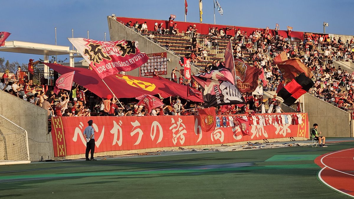 FCR_Bigflags's tweet photo. 明日のルヴァンカップは大旗メンバー全員でガンバを迎えうちます！
チームの歴史に刻まれるかもしれない一戦で全力で気持ち入れて大旗を振るので、皆様と一緒に熱い応援よろしくお願いします！！
#FC琉球 https://t.co/rmG3z6ewNw