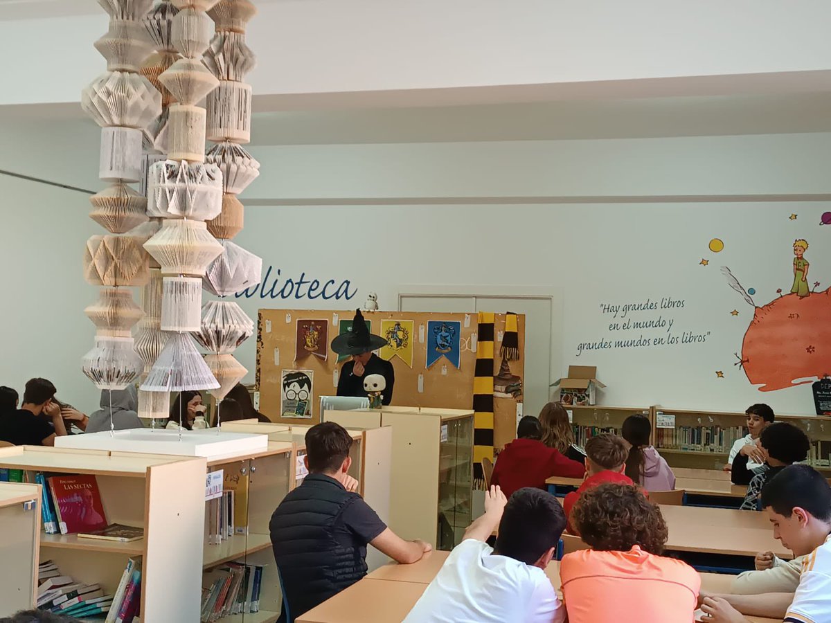 En el #DiaDelLibro2024 nuestra biblioteca ha organizado una lectura ininterrumpida de Harry Potter. 📚📚📚