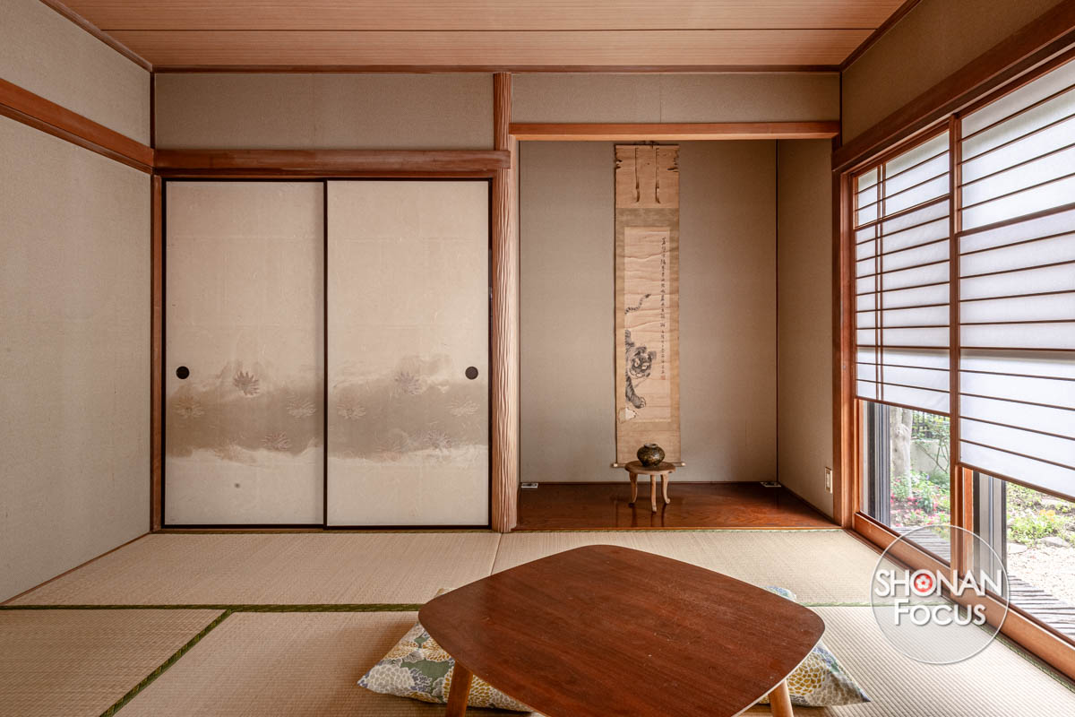 Les washitsu, littéralement « la pièce japonaise » sont des pièces traditionnelles caractérisées par leur simplicité et dépourvues de meubles encombrants. 
 
 #japan #japantrip #kamakura #kamakuratrip #ConnectedJapanAwaitsYou #TokyoTokyo #visitkanagawa #kanagawa