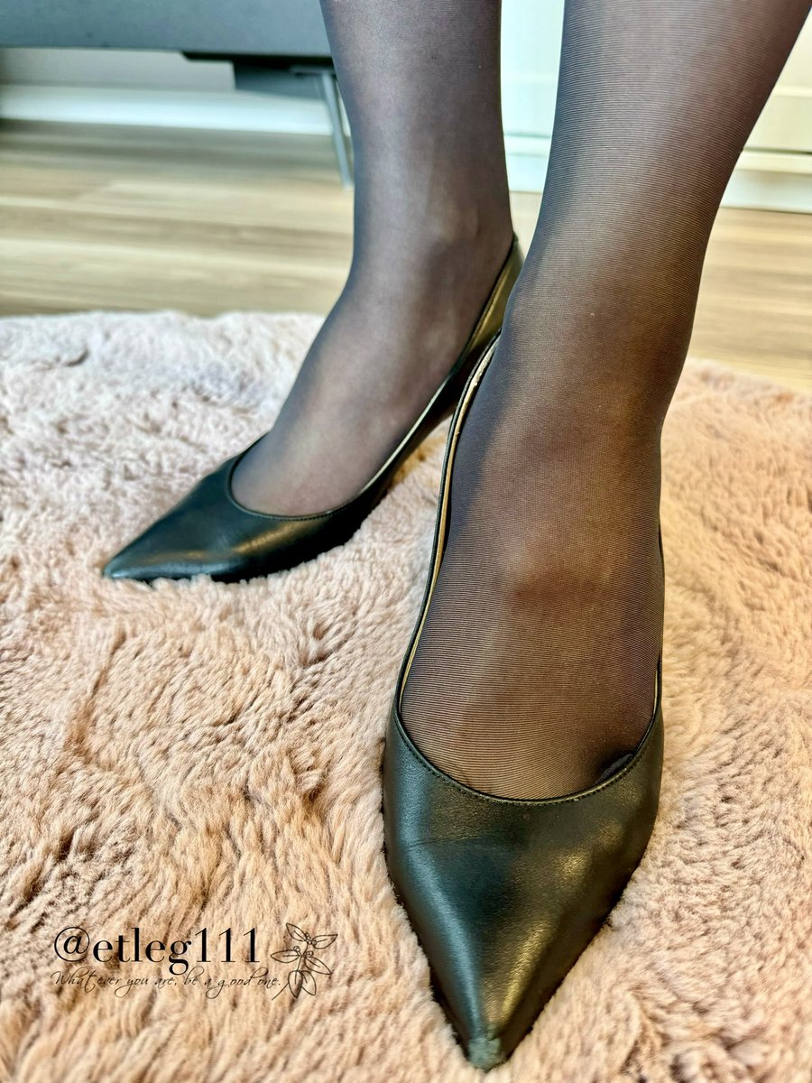こんばんは🌙
この靴はすごく思い出あるヒールでした👠
お仕事にプライベートにと大活躍✨
ダイアナなので気軽に履けて、もう何年でしょうか❓
つま先も擦れてしまってますが、今回は…
お疲れ様でした😌 https://t.co/uSQD4hEzf6