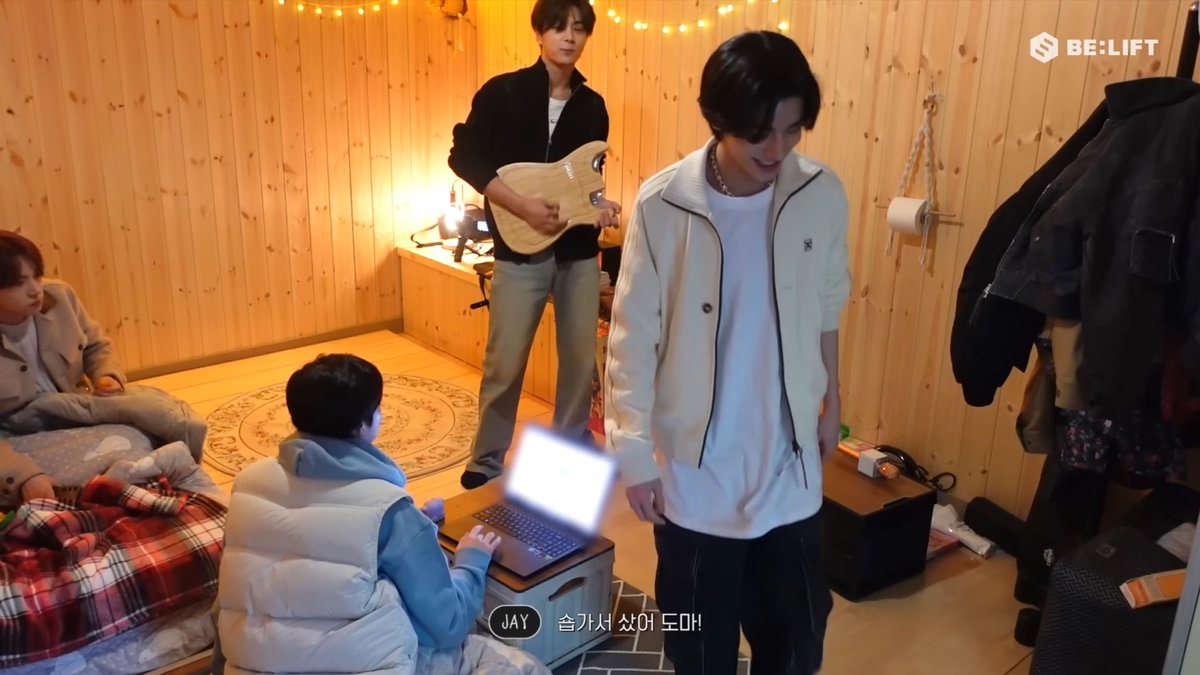 กุชอบ vlog นี้มากเลยอะ ถึงจะมากันไม่ครบ 7 คนก้เถอะ แต่แค่เห้นมานไปช้อปปิ้ง ทำอาหาร เล่นเกม กินข้าว นอน ปิ้งม้าชเมลโล่ด้วยกันกุก้รับรุ้ได้ถึงความอบอุ่นแล้วอะ มานรักแล้วก้สนิทกันมากจริงๆนะ มันดูเปนกิจกรรมที่พิเศษไปเลยอะ กุดูไปยิ้มไป😭😭😭😭😭😭😭😭😭😭😭😭😭