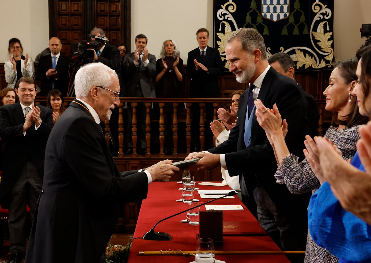 CasaReal's tweet photo. Los Reyes entregan el Premio de Literatura en Lengua Castellana “Miguel de Cervantes” 2023 al escritor español Luis Mateo Díez en la Universidad de Alcalá.

#PremioCervantes 

➡️https://t.co/CKdqAGCnK9 https://t.co/zoLQEQvgaS